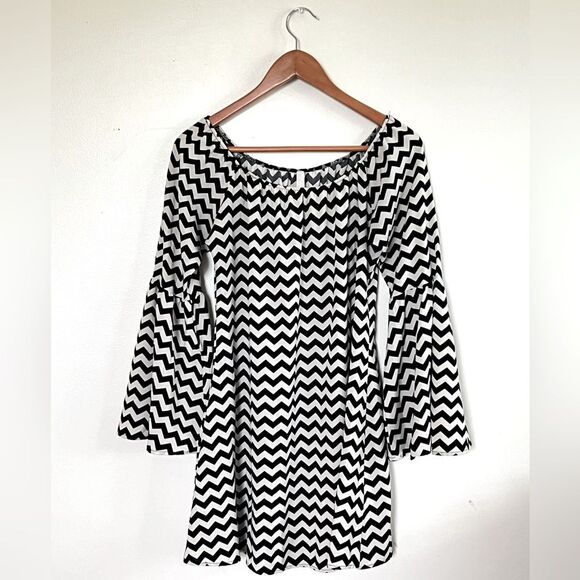 cezanne Dresses & Skirts - Cezanne Chevron Black White Print Bell Sleeved Dress